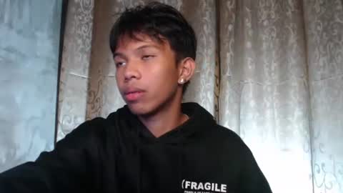 Snapshot of luxirfy_xx chatting on 10/11/25, 04:49 luxirfy online show from 10/11/25, 04:49