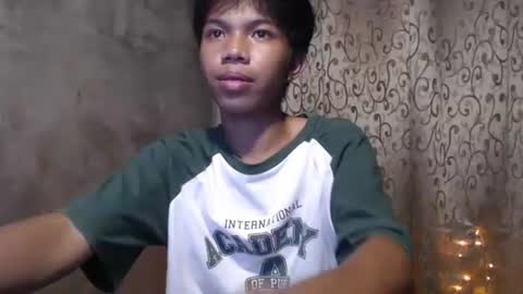 Snapshot of luxirfy_xx chatting on 10/23/25, 11:42 luxirfy online show from 10/23/25, 11:42