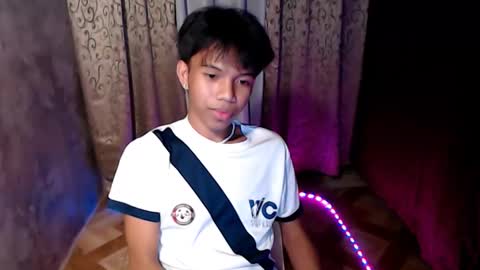 Snapshot of luxirfy_xx chatting on 12/19/25, 11:23 luxirfy online show from 12/19/25, 11:23