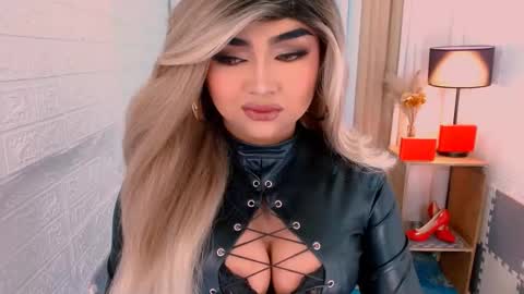 Snapshot of luxsasha chatting on 11/07/25, 02:00 Sasha Blaire online show from 11/07/25, 02:00