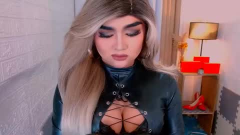 Snapshot of luxsasha chatting on 11/14/25, 08:35 Sasha Blaire online show from 11/14/25, 08:35