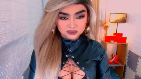 Snapshot of luxsasha chatting on 11/26/25, 10:05 Sasha Blaire online show from 11/26/25, 10:05