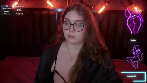 Snapshot of luxsopphia_ chatting on 10/10/25, 01:43 luxsopphia_ online show from 10/10/25, 01:43