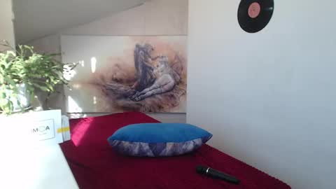 Snapshot of luxuriouss_s chatting on 09/27/25, 05:23 Laura online show from 09/27/25, 05:23