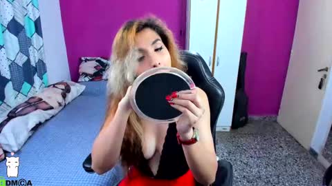 Snapshot of luxuriousts_ chatting on 10/12/25, 09:47 Vanessa --- online show from 10/12/25, 09:47