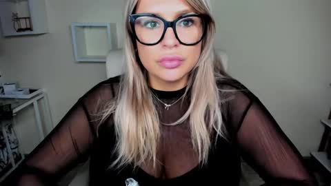 Snapshot of luxxx_diana chatting on 12/10/24, 10:06 Diana online show from 12/10/24, 10:06