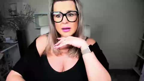 Snapshot of luxxx_diana chatting on 12/14/24, 01:49 Diana online show from 12/14/24, 01:49