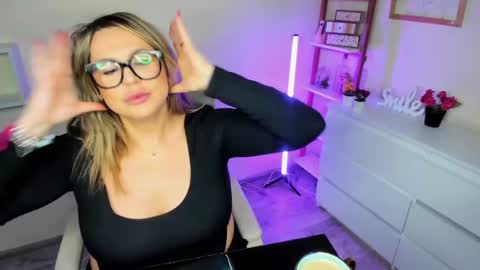 Snapshot of luxxx_diana chatting on 02/22/25, 10:18 Diana online show from 02/22/25, 10:18