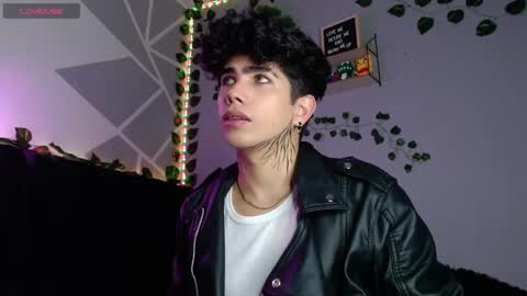 Snapshot of lylebennett_ chatting on 12/04/24, 10:02 Lyle Bennett Freelance Model online show from 12/04/24, 10:02