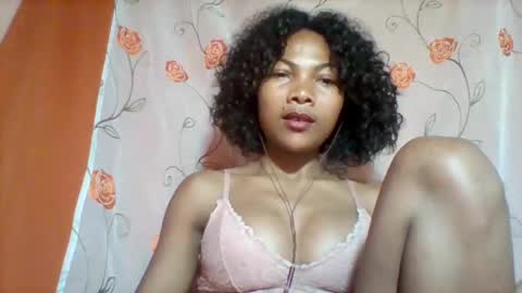 Snapshot of lyndah19 chatting on 11/25/25, 08:42 lyndah19 online show from 11/25/25, 08:42