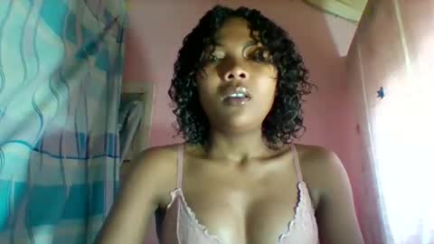 lyndah19 online show from 12/19/25, 09:49