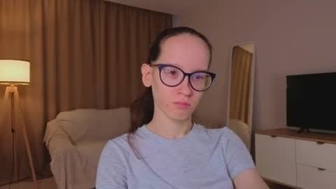 Snapshot of lynettebails chatting on 06/17/26, 04:08 Sara online show from 06/17/26, 04:08