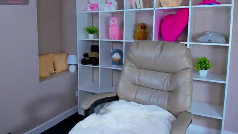 Lynn online show from 09/25/25, 01:20