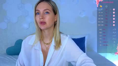 Snapshot of lynna_sparks chatting on 10/27/25, 03:43 Lana online show from 10/27/25, 03:43