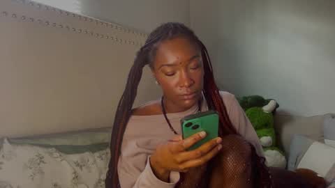 Snapshot of lynneluxuryplay chatting on 12/12/24, 07:26 IVYGold online show from 12/12/24, 07:26