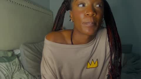 Snapshot of lynneluxuryplay chatting on 12/13/24, 01:26 IVYGold online show from 12/13/24, 01:26