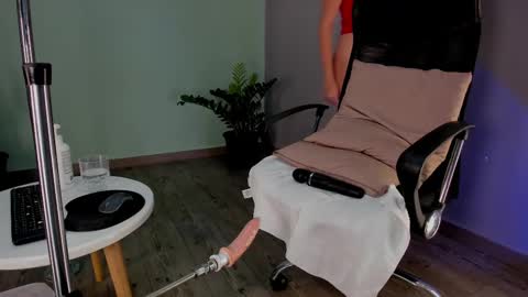 lynnsam_ online show from 02/05/25, 04:59