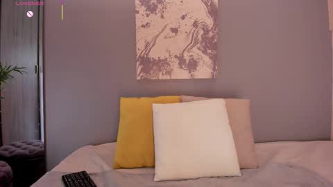 lynnsam_ online show from 10/24/25, 11:23