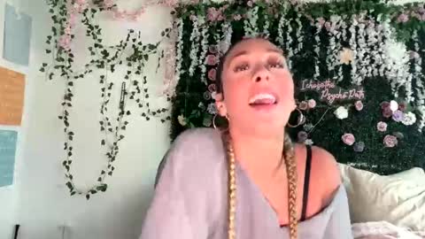 Snapshot of lyracovee chatting on 06/03/26, 01:19 Lyra online show from 06/03/26, 01:19