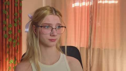 Snapshot of m1aforever chatting on 03/31/26, 05:30 catch me on tue 10am-5pm wed 3am-10am fri 3am-5pm sat 10am-5pm sun 10am-5pm online show from 03/31/26, 05:30