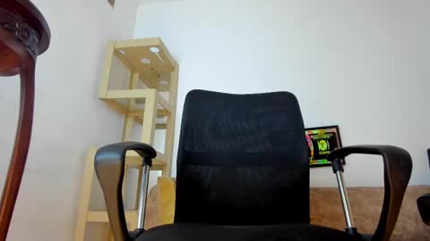 Snapshot of m1lk_choc chatting on 02/13/25, 06:05 Mila online show from 02/13/25, 06:05