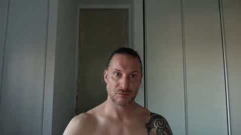 Snapshot of m4rduk81 chatting on 11/18/25, 02:32 m4rduk online show from 11/18/25, 02:32