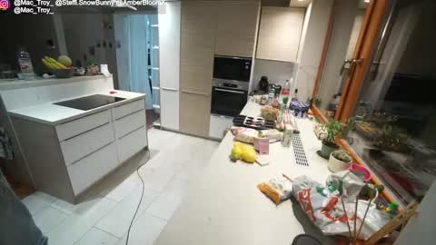 Mac Troy online show from 12/21/25, 03:52