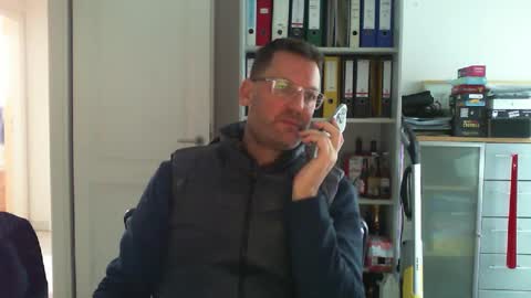 Snapshot of macfly67 chatting on 12/18/24, 10:19 macfly67 online show from 12/18/24, 10:19