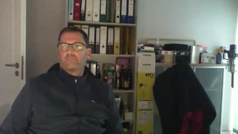 Snapshot of macfly67 chatting on 10/05/25, 04:16 macfly67 online show from 10/05/25, 04:16