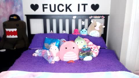 Snapshot of mackenziewolfe chatting on 10/27/25, 03:21 Mackenzie Wolfe online show from 10/27/25, 03:21