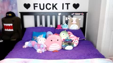 Snapshot of mackenziewolfe chatting on 12/14/25, 04:40 Mackenzie Wolfe online show from 12/14/25, 04:40