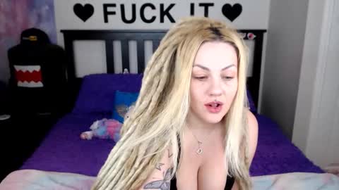 Snapshot of mackenziewolfe chatting on 12/15/25, 05:55 Mackenzie Wolfe online show from 12/15/25, 05:55