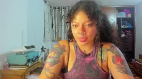Snapshot of madam_sativa chatting on 05/07/26, 01:00 di online show from 05/07/26, 01:00