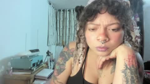 Snapshot of madam_sativa chatting on 05/12/26, 04:09 di online show from 05/12/26, 04:09