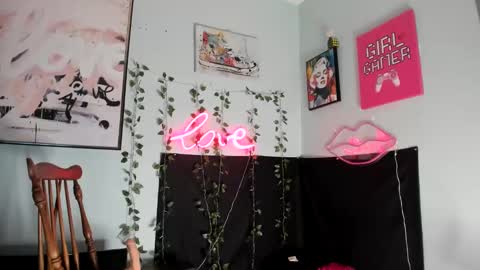 Snapshot of maddi_avalon chatting on 01/14/25, 11:31 Maddi Avalon online show from 01/14/25, 11:31