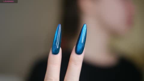 Snapshot of maddi_s_here chatting on 11/19/25, 01:16 Maddi online show from 11/19/25, 01:16