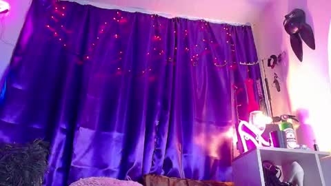 Snapshot of maddilust chatting on 04/16/26, 04:30 Miss Lust online show from 04/16/26, 04:30