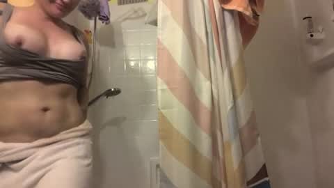 Snapshot of madie_ray chatting on 06/17/26, 04:26 Madie Ray online show from 06/17/26, 04:26