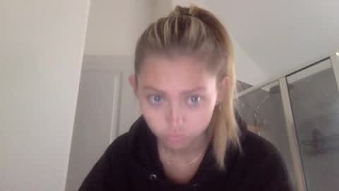 Snapshot of madirose69 chatting on 09/24/25, 02:53 mari rose online show from 09/24/25, 02:53