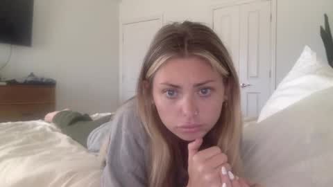 Snapshot of madirose69 chatting on 10/06/25, 02:36 mari rose online show from 10/06/25, 02:36