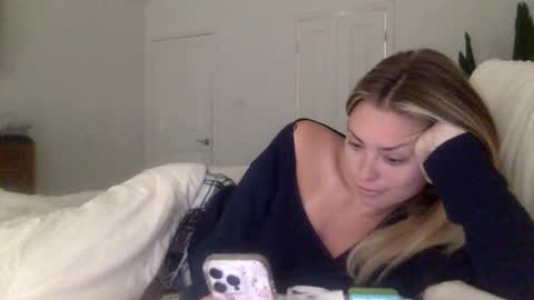 Snapshot of madirose69 chatting on 10/10/25, 02:38 mari rose online show from 10/10/25, 02:38