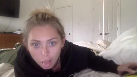 Snapshot of madirose69 chatting on 10/21/25, 02:29 mari rose online show from 10/21/25, 02:29