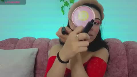 Snapshot of madison__beer chatting on 12/18/25, 08:15 Madison online show from 12/18/25, 08:15