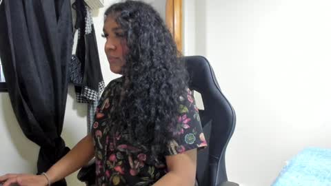 Snapshot of madisonbrunette_lxs chatting on 01/02/25, 10:44 madison online show from 01/02/25, 10:44