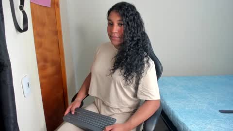 Snapshot of madisonbrunette_lxs chatting on 01/21/25, 04:10 madison online show from 01/21/25, 04:10