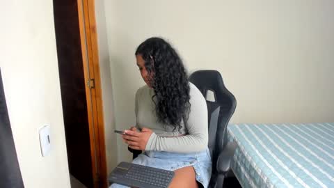 Snapshot of madisonbrunette_lxs chatting on 01/25/25, 04:23 madison online show from 01/25/25, 04:23