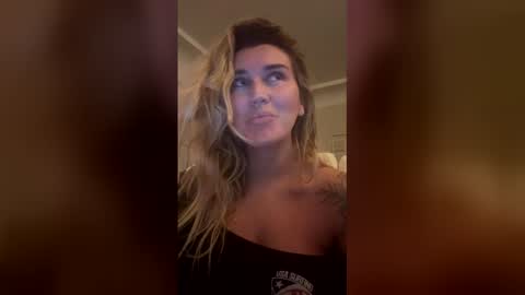 Snapshot of madisonlubbe2 chatting on 04/04/26, 04:33 madisonlubbe2 online show from 04/04/26, 04:33