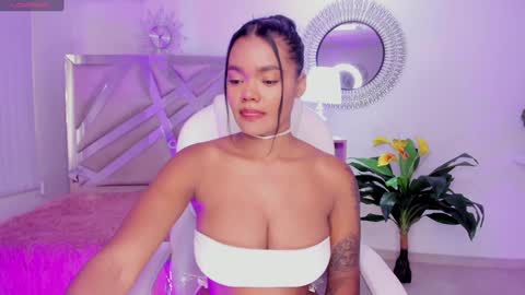 Snapshot of madisson_davon chatting on 12/17/24, 02:00 Madisson Davon online show from 12/17/24, 02:00