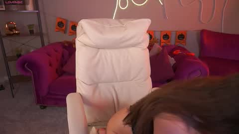 Snapshot of madissonsoft chatting on 10/30/25, 02:40 madissonsoft online show from 10/30/25, 02:40