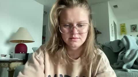 Snapshot of madlymads chatting on 12/18/25, 02:23 madlymads online show from 12/18/25, 02:23